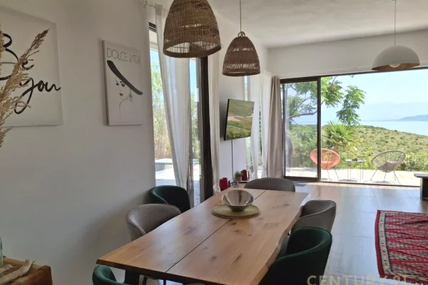 Shtepi ne shitje Vila Luksoze ne Durres, 3+1, Mobilimi E mobiluar, Pagesa 550,000  Euro.