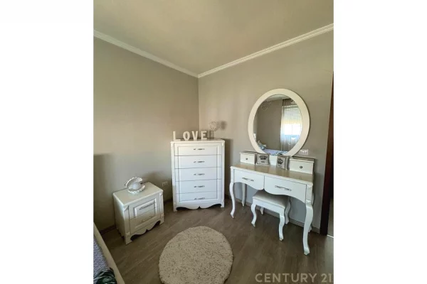 Shtepi ne shitje Apartament ne Tirane, 2+1, Mobilimi E mobiluar, Pagesa 180,000  Euro.