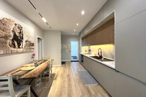 Shtepi ne shitje Apartament ne Tirane, 2+1, Mobilimi E mobiluar, Pagesa 180,000  Euro.