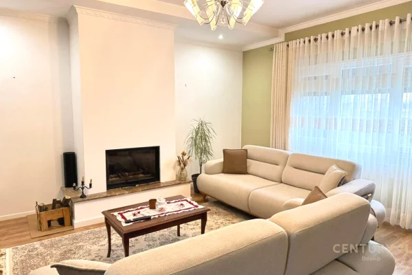 Super Vilë me Qira – Me Kopsht të Gjelbëruar dhe Parkim për 2 Makina