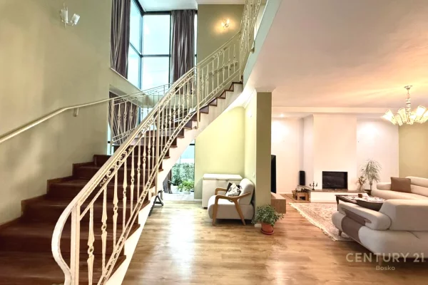 Shtepi me qera Vila Luksoze ne Tirane, 3+1, Mobilimi E mobiluar, Pagesa 2,300  Euro.