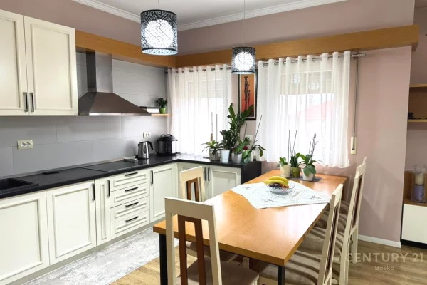 Shtepi me qera Vila Luksoze ne Tirane, 3+1, Mobilimi E mobiluar, Pagesa 2,300  Euro.