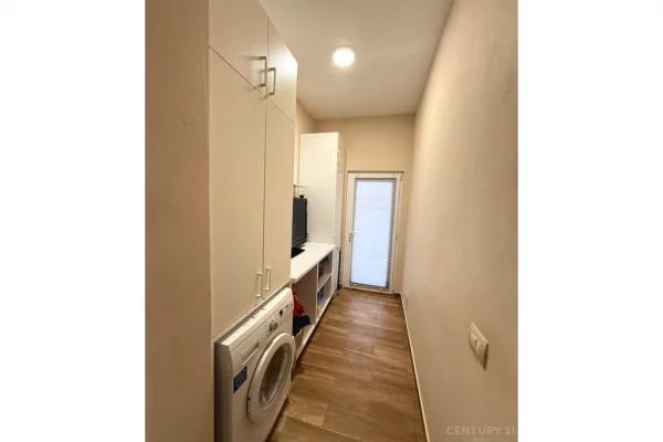 Shtepi me qera Vila Luksoze ne Tirane, 3+1, Mobilimi E mobiluar, Pagesa 2,300  Euro.