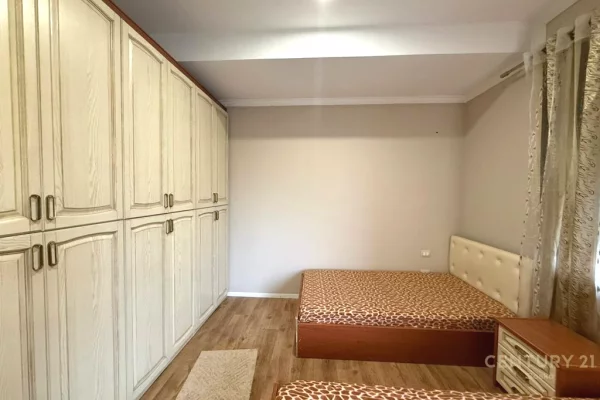 Shtepi me qera Vila Luksoze ne Tirane, 3+1, Mobilimi E mobiluar, Pagesa 2,300  Euro.