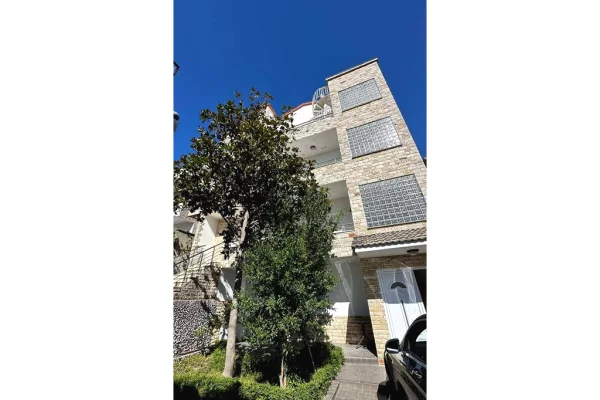 Godine 4-kateshe per shitje per banim ose biznes