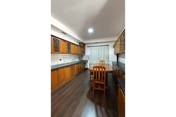 Godine 4-kateshe per shitje per banim ose biznes