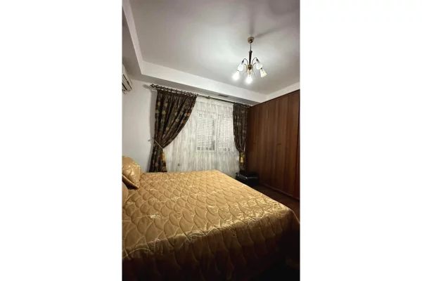 Godine 4-kateshe per shitje per banim ose biznes