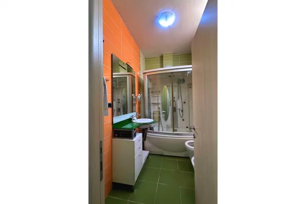 Godine 4-kateshe per shitje per banim ose biznes