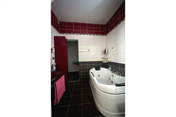 Godine 4-kateshe per shitje per banim ose biznes