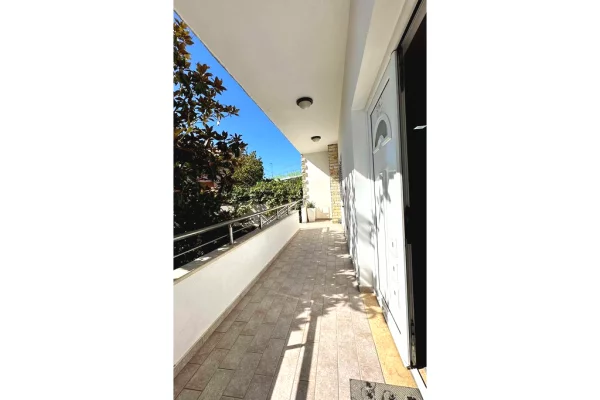 Godine 4-kateshe per shitje per banim ose biznes