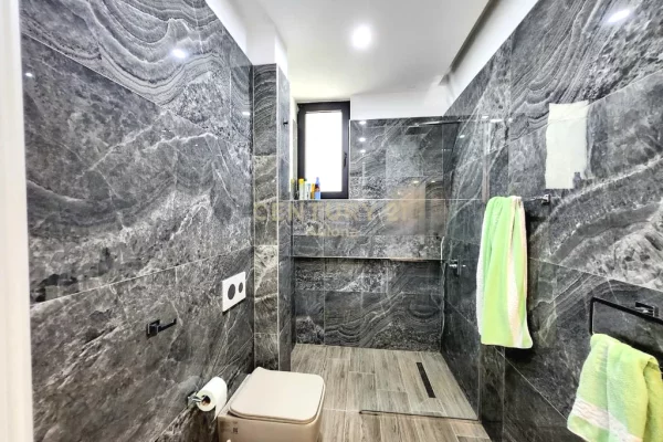 Shtepi ne shitje Apartament ne Vlore, 2+1, Mobilimi E mobiluar, Pagesa 389,000  Euro.