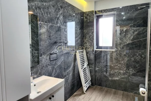 Shtepi ne shitje Apartament ne Vlore, 2+1, Mobilimi E mobiluar, Pagesa 389,000  Euro.