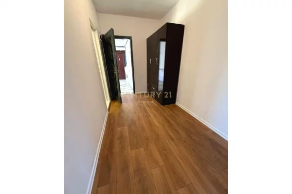 Shtepi ne shitje Apartament ne Tirane, 1+1, Mobilimi Bosh, pa mobiluar, Pagesa 95,000  Euro.