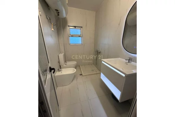 Shtepi ne shitje Apartament ne Tirane, 1+1, Mobilimi Bosh, pa mobiluar, Pagesa 95,000  Euro.