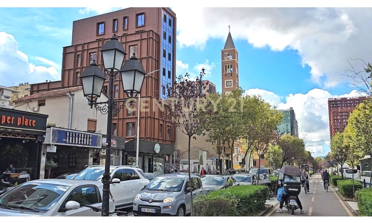 Shitet Ambient Komercial – Rruga e Kavajes