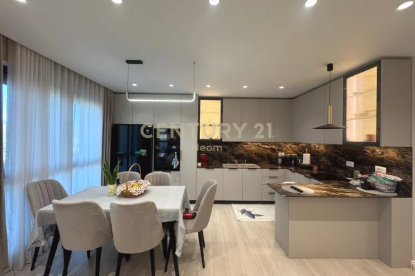 Shtepi ne shitje Apartament ne Tirane, 2+1, Mobilimi E mobiluar, Pagesa 440,000  Euro.