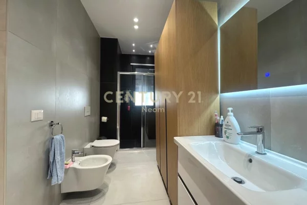 Shtepi ne shitje Apartament ne Tirane, 2+1, Mobilimi E mobiluar, Pagesa 440,000  Euro.