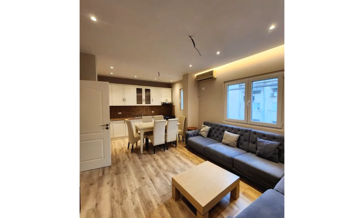 Shtepi ne shitje Apartament ne Tirane, 2+1, Mobilimi Pjeserisht e mobiluar, Pagesa 200,000  Euro.