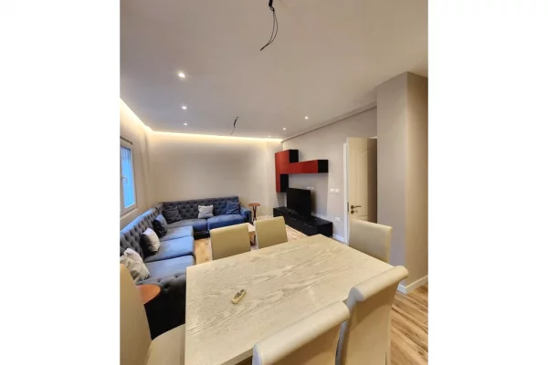 Shtepi ne shitje Apartament ne Tirane, 2+1, Mobilimi Pjeserisht e mobiluar, Pagesa 200,000  Euro.