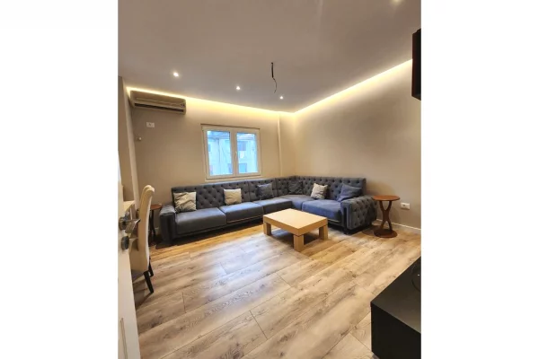 Shtepi ne shitje Apartament ne Tirane, 2+1, Mobilimi Pjeserisht e mobiluar, Pagesa 200,000  Euro.