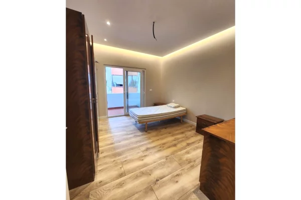 Shtepi ne shitje Apartament ne Tirane, 2+1, Mobilimi Pjeserisht e mobiluar, Pagesa 200,000  Euro.