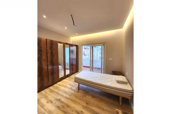 Shtepi ne shitje Apartament ne Tirane, 2+1, Mobilimi Pjeserisht e mobiluar, Pagesa 200,000  Euro.