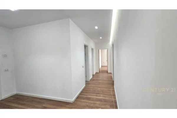 Shtepi ne shitje Apartament ne Tirane, 3+1, Mobilimi Bosh, pa mobiluar, Pagesa 330,000  Euro.