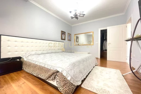 Shtepi me qera Apartament ne Tirane, 3+1, Mobilimi E mobiluar, Pagesa 1,100  Euro.