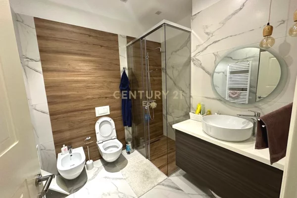 Shtepi me qera Apartament ne Durres, 2+1, Mobilimi Bosh, pa mobiluar, Pagesa 1,300  Euro.