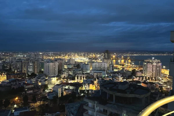 Shtepi me qera Apartament ne Durres, 2+1, Mobilimi E mobiluar, Pagesa 1,300  Euro.