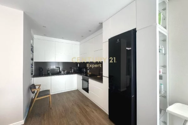 Shtepi me qera Apartament ne Tirane, 3+1, Mobilimi E mobiluar, Pagesa 1,200  Euro.