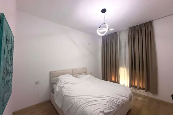 Shtepi ne shitje Apartament ne Tirane, 2+1, Mobilimi E mobiluar, Pagesa 168,000  Euro.
