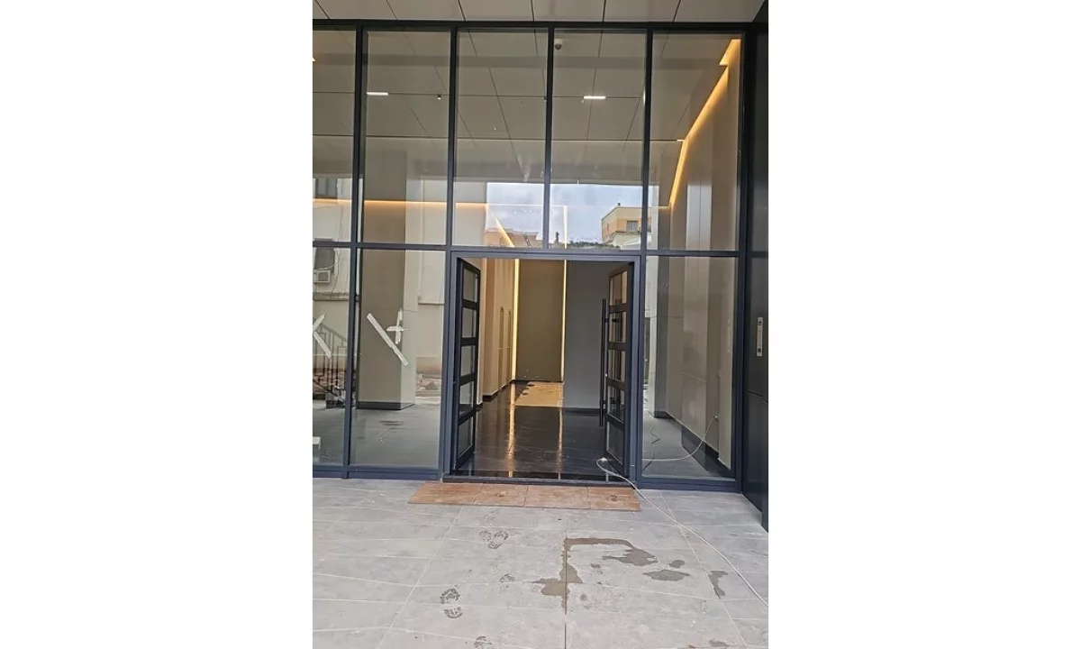 Ambjent Komercial per Qira – Buze Rruge Kryesore, shume prane Qendres se Tiranes 