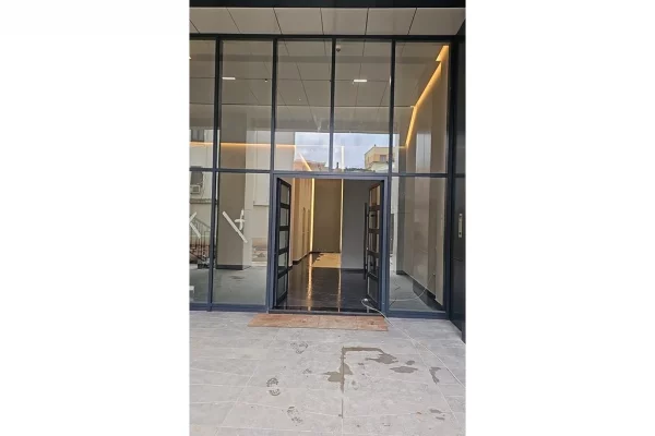 Ambjent Komercial për Qira – Buzë Rruge Kryesore, shumë pranë Qendrës së Tiranës 