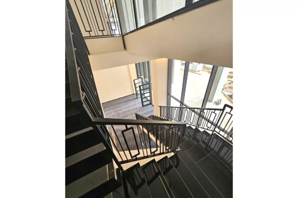 Ambjent Komercial per Qira – Buze Rruge Kryesore, shume prane Qendres se Tiranes 