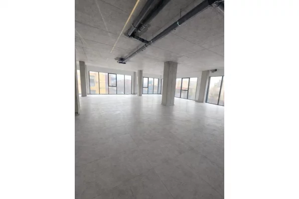 Ambjent Komercial per Qira – Buze Rruge Kryesore, shume prane Qendres se Tiranes 