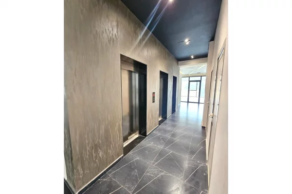 Ambjent Komercial per Qira – Buze Rruge Kryesore, shume prane Qendres se Tiranes 