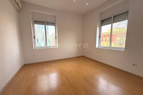 Ambient biznesi me qera 3+1 ne Tirane - 800 Euro