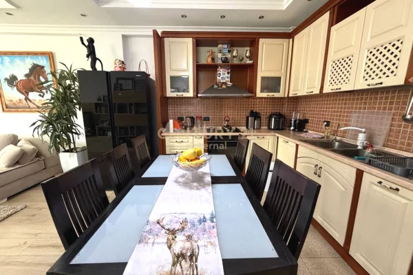 Shtepi ne shitje Apartament ne Tirane, 2+1, Mobilimi E mobiluar, Pagesa 260,000  Euro.