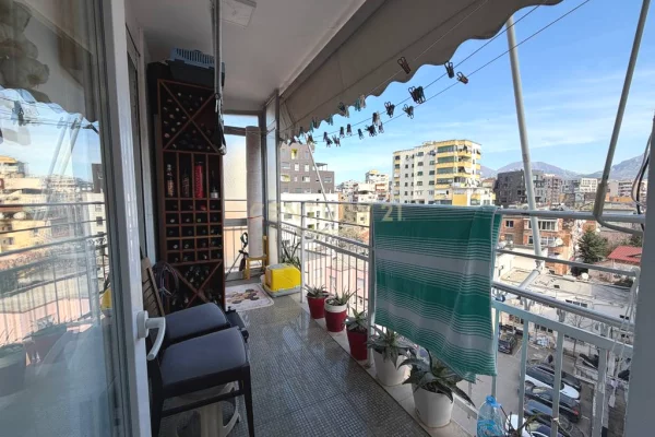 Shtepi ne shitje Apartament ne Tirane, 2+1, Mobilimi E mobiluar, Pagesa 260,000  Euro.