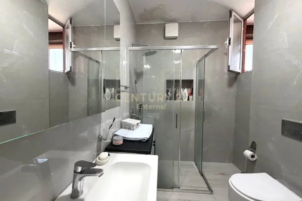 Shtepi ne shitje Apartament ne Tirane, 2+1, Mobilimi E mobiluar, Pagesa 260,000  Euro.