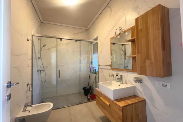 Shtepi me qera Apartament ne Tirane, 3+1, Mobilimi E mobiluar, Pagesa 2,500  Euro.