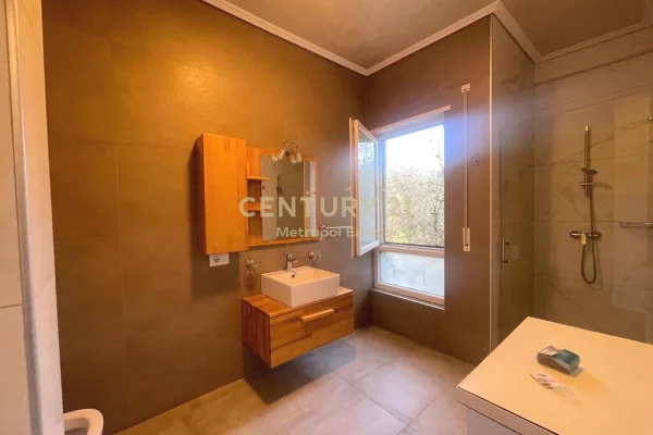 Shtepi me qera Apartament ne Tirane, 3+1, Mobilimi E mobiluar, Pagesa 2,500  Euro.