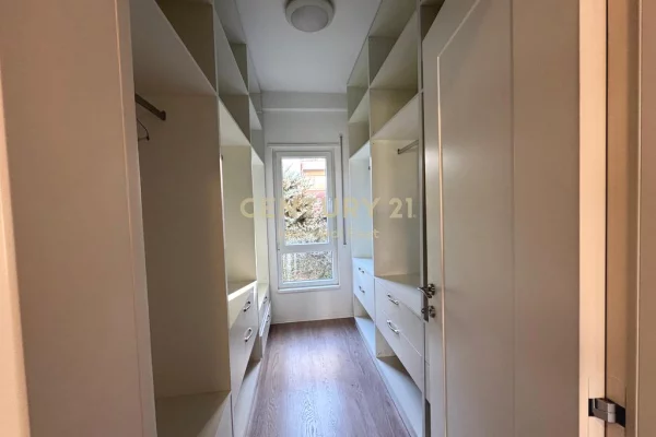 Shtepi me qera Apartament ne Tirane, 3+1, Mobilimi E mobiluar, Pagesa 2,500  Euro.