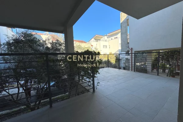 Shtepi me qera Apartament ne Tirane, 3+1, Mobilimi E mobiluar, Pagesa 2,500  Euro.