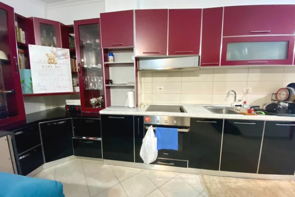 Shtepi ne shitje Apartament ne Tirane, 2+1, Mobilimi E mobiluar, Pagesa 132,000  Euro.