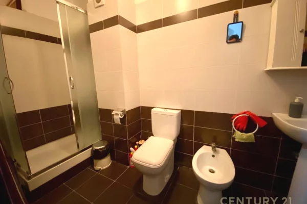 Shtepi ne shitje Apartament ne Tirane, 2+1, Mobilimi E mobiluar, Pagesa 132,000  Euro.