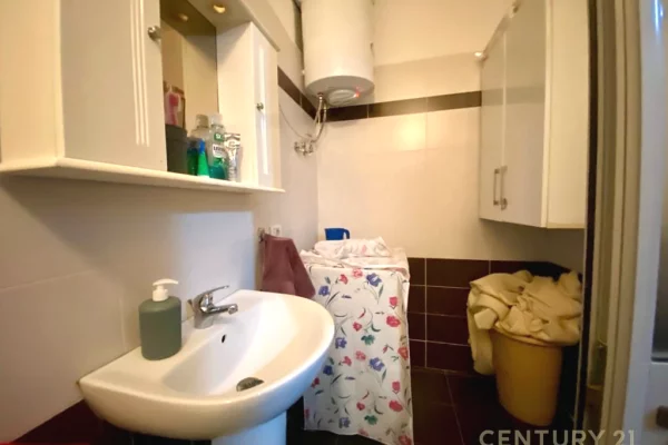 Shtepi ne shitje Apartament ne Tirane, 2+1, Mobilimi E mobiluar, Pagesa 132,000  Euro.