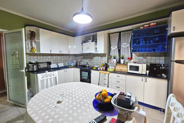 Shtepi ne shitje Apartament ne Tirane, 3+1, Mobilimi E mobiluar, Pagesa 337,000  Euro.