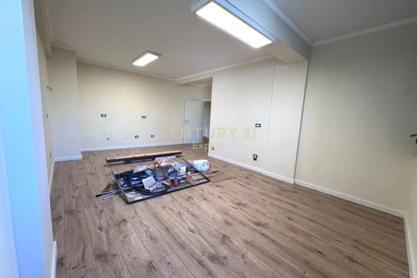 JAPIM ME QIRA ZYRE + PARKIM TEK DREJTORIA E POLICISE MYSLYM SHYRI